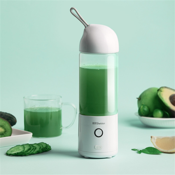 Portable and  Rechargeable  Mini  Juicer Blender