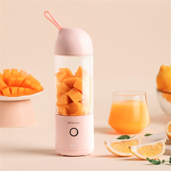 Portable and  Rechargeable  Mini  Juicer Blender